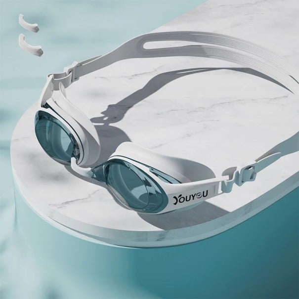 Óculos de natação com proteção UV, vedação em silicone, lentes de policarbonato, faixa ajustável, amplo campo de visão para piscina e água branco