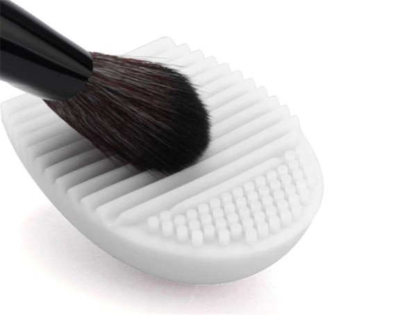 Oeuf en silicone pour le nettoyage des pinceaux blanc