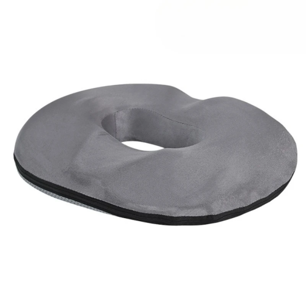 Ortopedický polštár na kostrč z pamäťovej peny 46 x 13 cm Šedý ergonomický sedací polštár vo tvare koblihy pre úľavu od bolesti chrbta a panvy 1