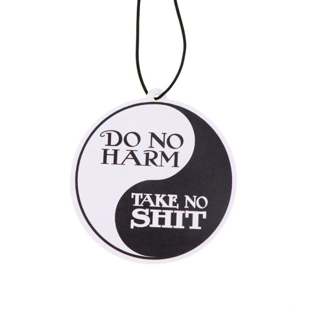 Osvěžovač vzduchu do auta závěsný s citací „Do no harm take no shit“ černobílý jin jang kulatý přívěsek do interiéru 1