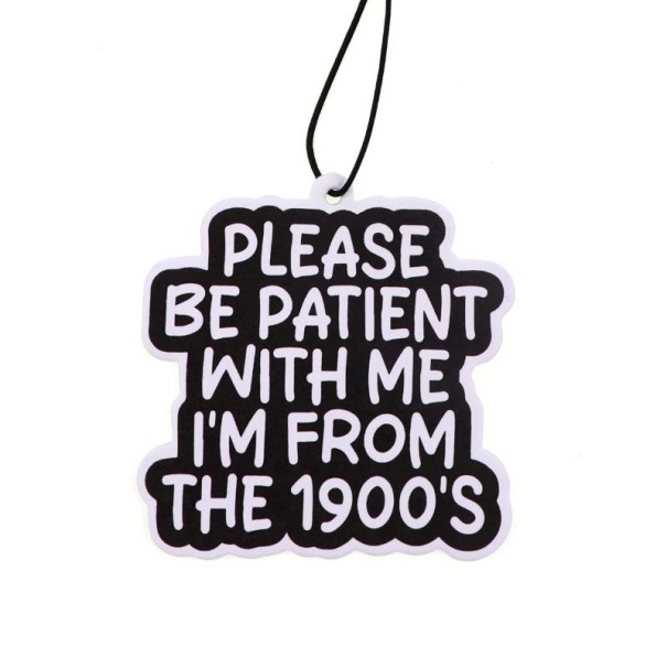 Osvěžovač vzduchu do auta závěsný s citací „Please Be Patient With Me I’m From The 1900’s“ černý doplněk interiéru vozu 1