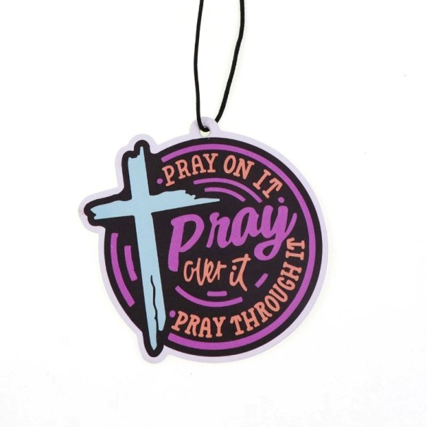 Osvěžovač vzduchu do auta závěsný s citací „Pray on it Pray over it Pray through it“ kříž barevný přívěsek dekorace interiéru 1