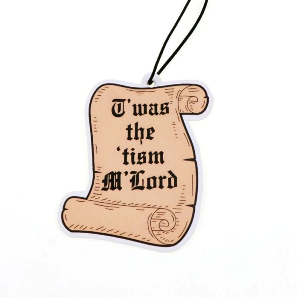 Osvěžovač vzduchu do auta závěsný s citací „T'was the 'tism M'Lord“ 7,1 × 6,3 cm béžový přívěsek dekorace interiér vozu 1