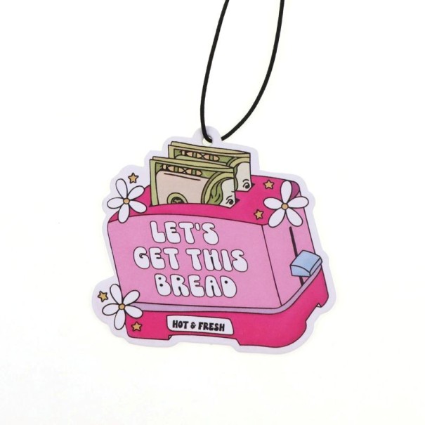 Osvěžovač vzduchu do auta závěsný s motivem toasteru a citací „Let’s Get This Bread“ cca 7 x 6,2 cm růžový přívěsek dekorace interiéru 1