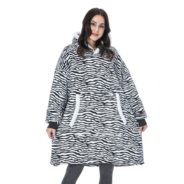 Oversize mikinová deka s rukávy P3999 bílá