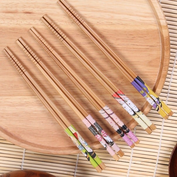 Palillos de bambú con motivo de geisha para comidas asiáticas Set de 5 pares Cada par con un estampado diferente Puntas estriadas Longitud 22,5 cm 1