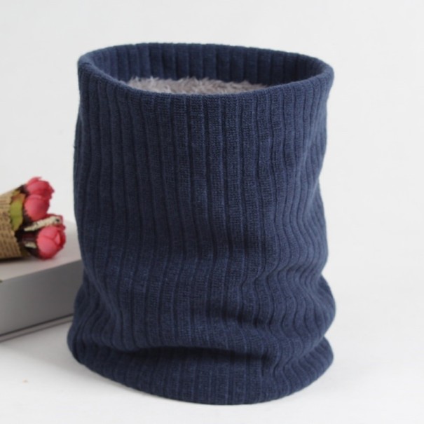 Pañe de cou en tricot d'hiver bleu foncé