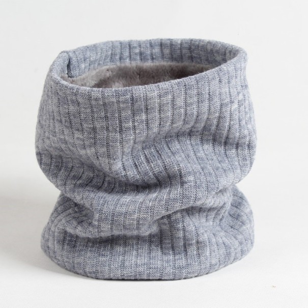 Pañe de cou en tricot d'hiver gris