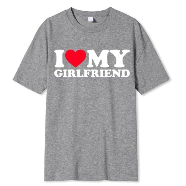 Pánské tričko s nápisem I LOVE MY GIRLFRIEND Tričko s vtipným potiskem Krátký rukáv Bavlněné tričko Dárek pro partnera Přítel tričko šedá M