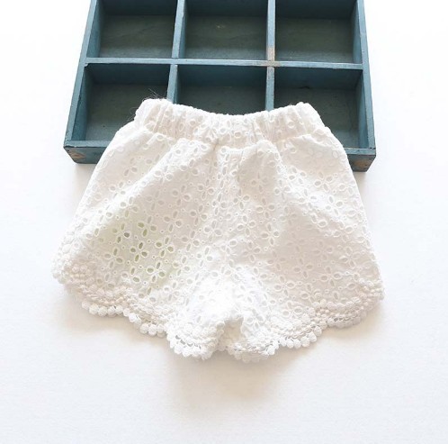 Pantalones cortos perforados para niñas blanco 4
