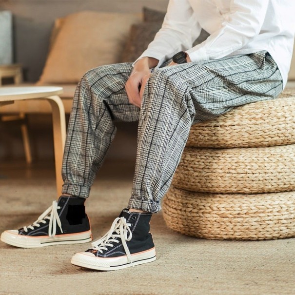 Pantaloni bărbați în carouri F1688 gri M Pantaloni bărbați în carouri F1688 gri M