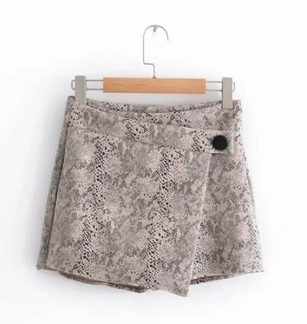Pantaloni corti da donna con motivo pitone A709 S