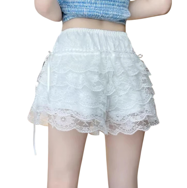 Pantaloni corti in pizzo con volant e fiocchi da donna Mini pantaloni corti a strati eleganti Pantaloni in chiffon estivi Aspetto romantico bianco