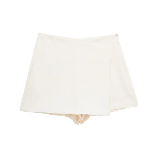 Pantaloni scurți asimetrici eleganți pentru femei, cu efect de fustă. Fustă scurtă elegantă pentru ținute de zi cu zi și de zi cu zi. Croială asimetrică la modă. alb S