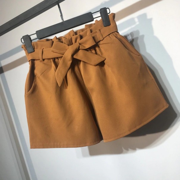Pantaloni scurți de femei cu o panglică maro deschis