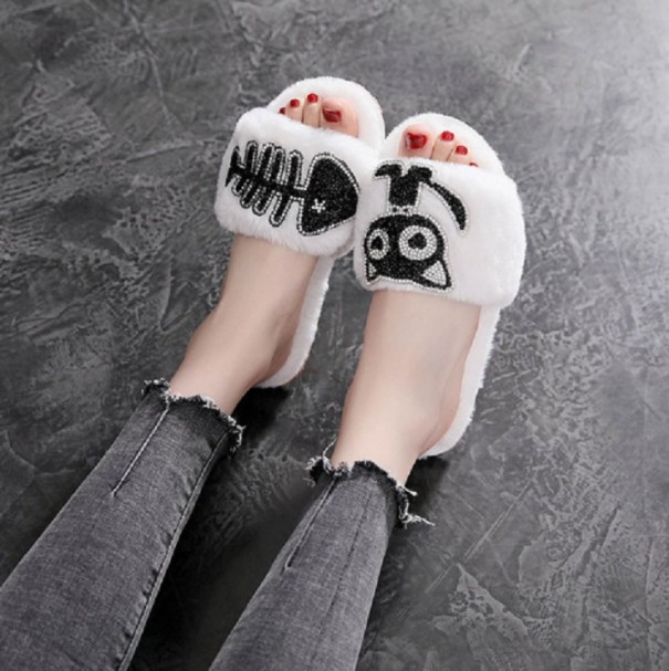 Pantoufles pour femmes avec des pierres blanc 39