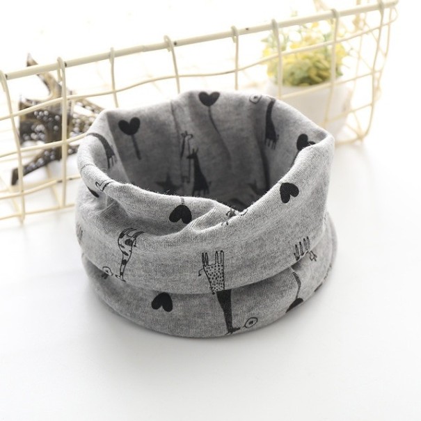 Pañuelo infantil con jirafas gris