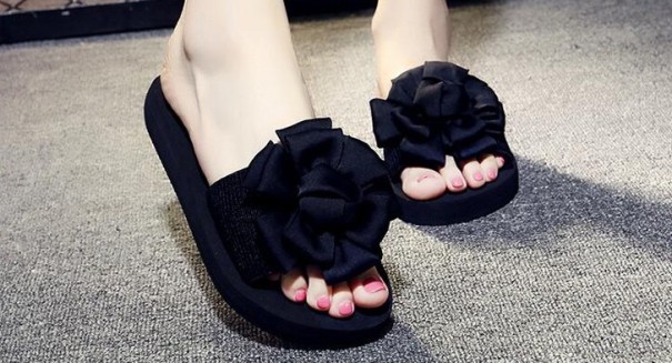 Papuci de damă pe o platformă cu o floare negru 39