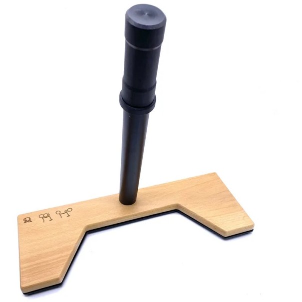 Parkovací stojan na kolo s dřevěnou základnou a kovovým držákem stabilní konstrukce pro opravný stojan a údržbu kola 1