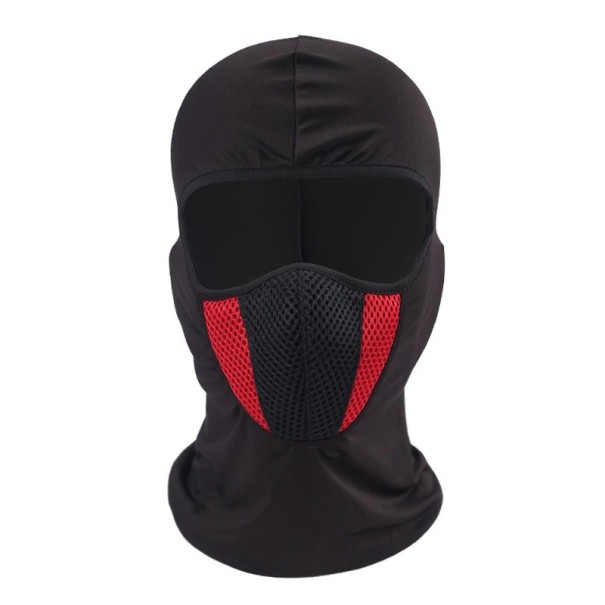 Pasamontañas debajo del casco rojo