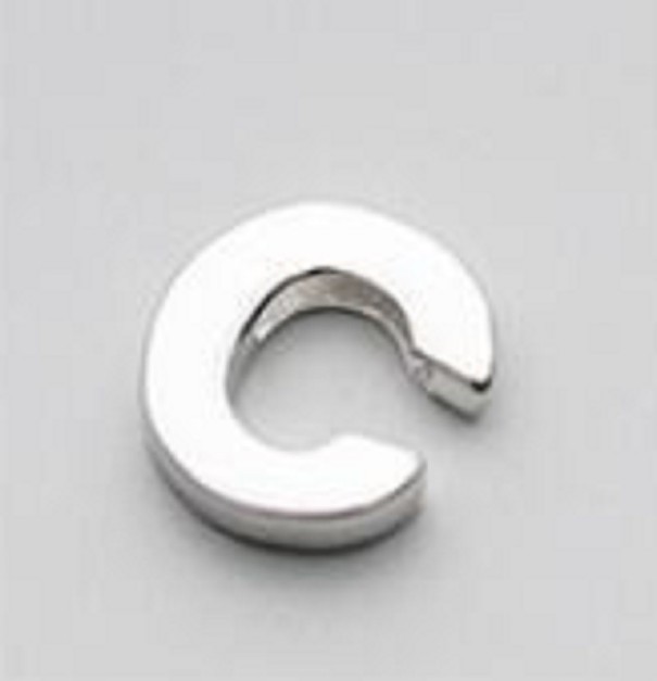 Pendentif féminin avec la lettre de l'alphabet D430 C