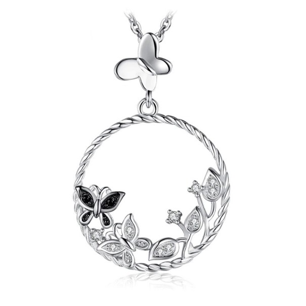 Pendentif femme papillons dans un cercle 1