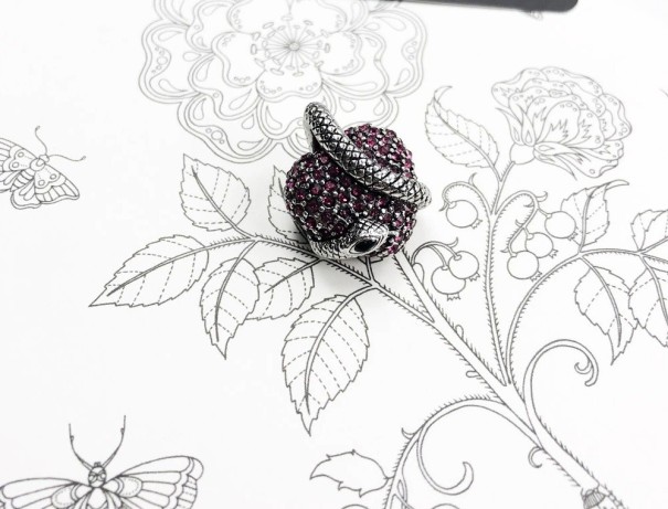 Pendentif pour femme avec serpent 1