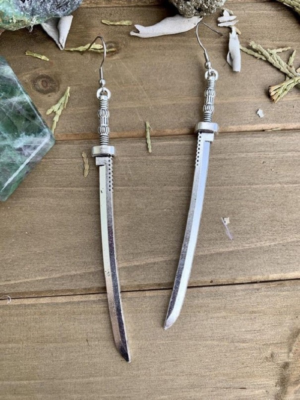 Pendientes colgantes de espada samurái para mujer 1