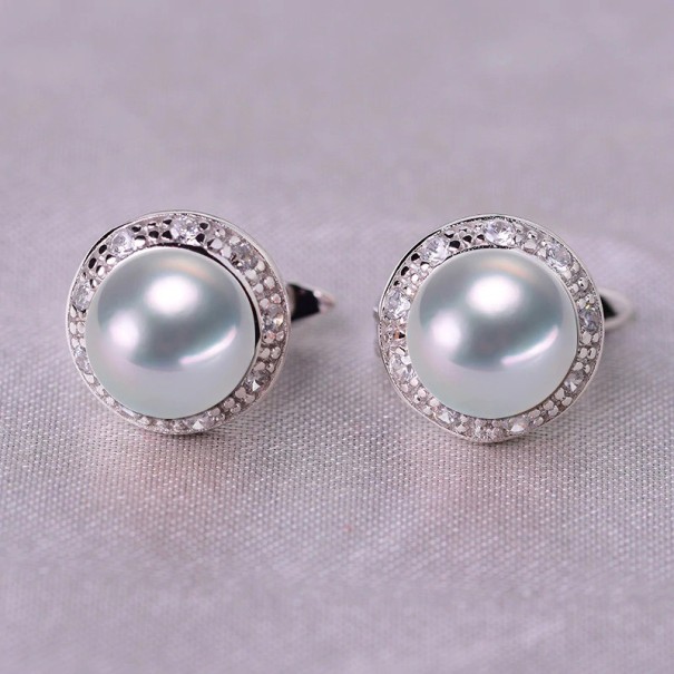 Pendientes de mujer con perlas y piedras. gris