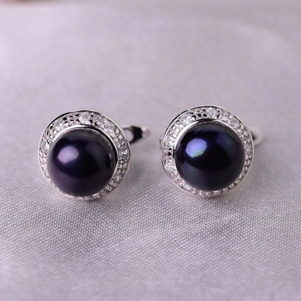 Pendientes de mujer con perlas y piedras. negro
