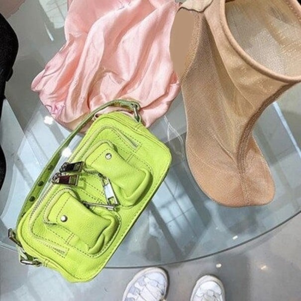 Pequena bolsa de ombro feminina com duas bolsas frontais com fecho Alça e corrente metálica em pele PU 19 x 10 x 5 cm Para a cidade verde claro