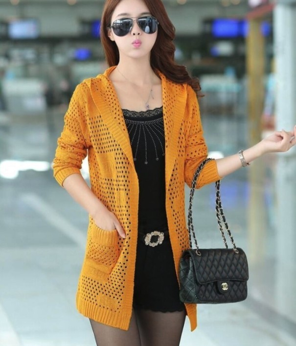 Perforierter Damen-Cardigan mit Kapuze dunkelgelb M
