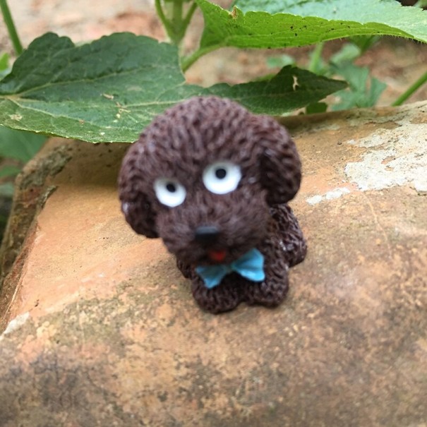 Perro miniatura decorativo marrón oscuro