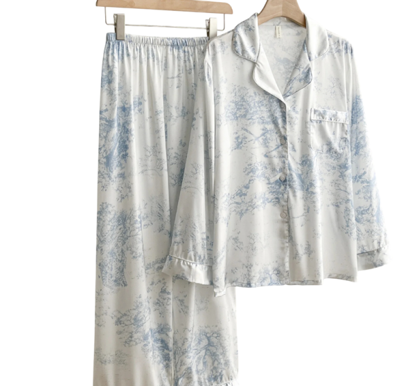 Pigiama da donna con delicati motivi Camicia con colletto e maniche lunghe con bottoni e pantaloni in morbido poliestere e rayon in vari colori blu S