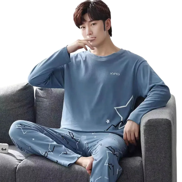 Pijama masculino de manga longa e calças com decote redondo em poliéster e spandex azul com estampado no peito e motivo de estrelas S