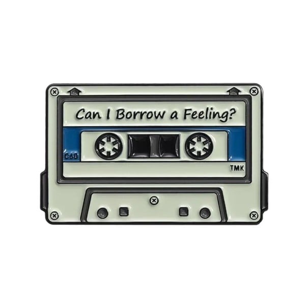 Pin esmaltado de cassete musical Can I Borrow a Feeling cca 1,8 × 2,8 cm broche metálico branco-azul retro distintivo para lapela mochila 1