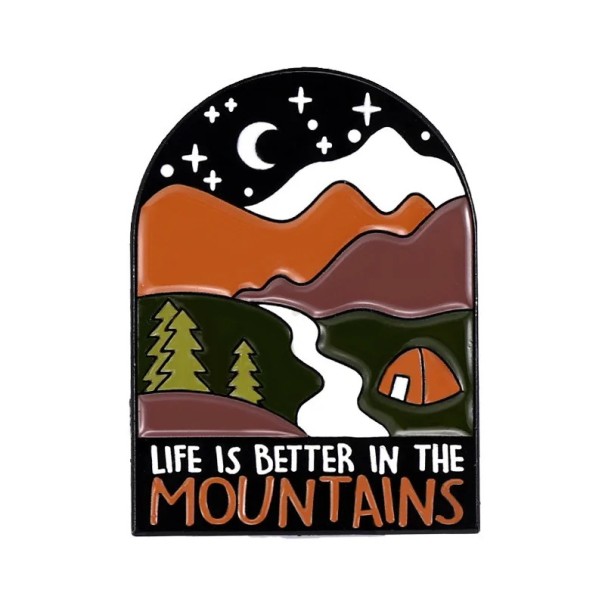 Pin odznak Life is better in the mountains motyw góry namiot noc 3 x 2,2 cm metalowy wielokolorowy dodatek do plecaka turystyka 1
