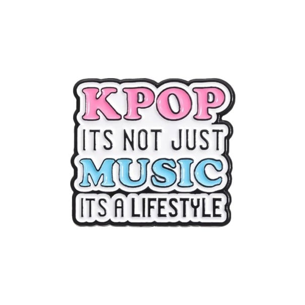 Pin smaltat K-pop cu textul NU ESTE DOAR MUZICĂ, ESTE UN STIL DE VIAȚĂ 2,8 × 2,8 cm broșă metalică alb-roz-mov pentru rucsac, rever 1