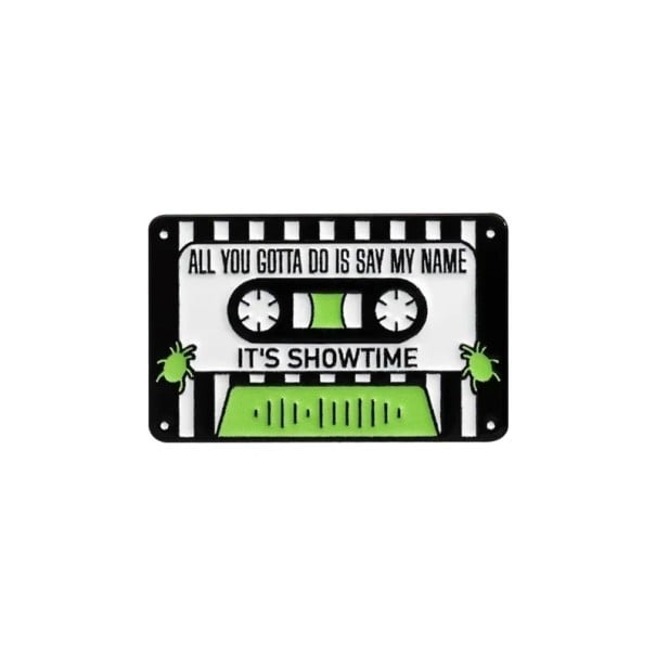 Pin smaltat muzical în formă de casetă cu inscripția It’s Showtime cca 2,8 x 1,8 cm broșă metalică alb-negru-verde retro insignă pentru rucsac rever 1