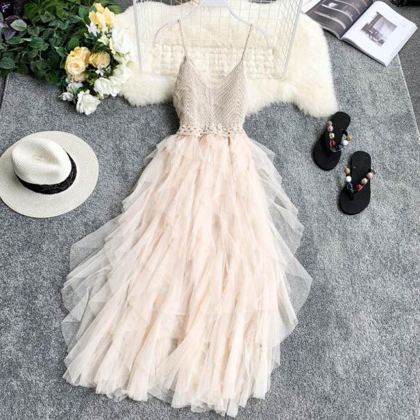 Pitkä mekko, jossa on tyllihame ihonvärinen