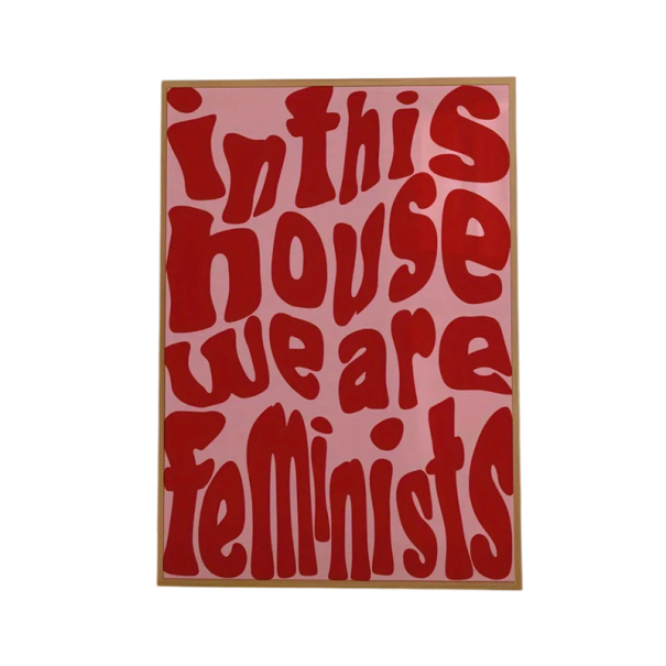 Plakát na zeď citát in this house we are feminists 20 × 30 cm tisk na plátno růžovo-červený textový motiv dekorace do bytu bez rámu 1