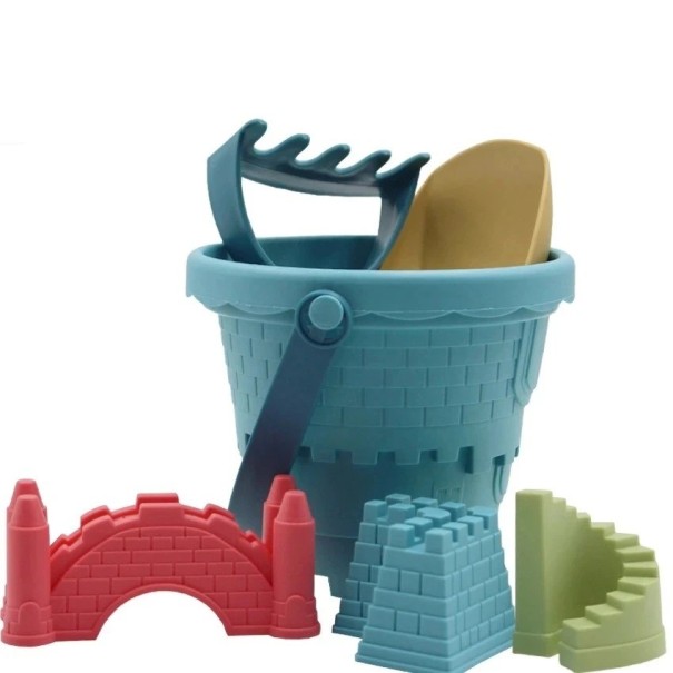Plastikset für Sand mit Eimer, Rechen und Burgenformen in Blau-Rot für den Sandkasten und das Spielen am Wasser