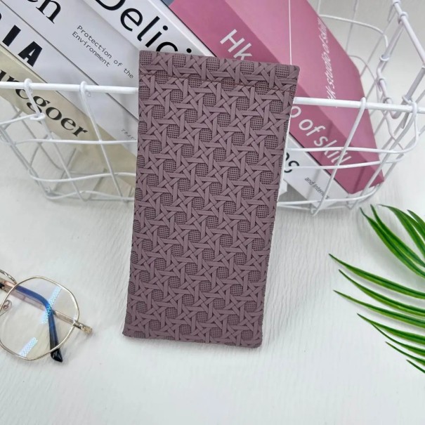 Platt glasögonfodral 17,6 x 8 cm Elegant texturerat fodral Bärbart fodral för solglasögon och glasögon med receptbelagda glasögon lila