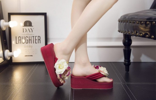 Plattflipflops för kvinnor med blommor