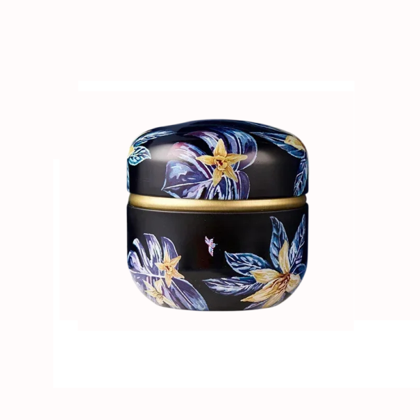 Plechová dvojitá krabička 8,5 × 8,5 cm tmavý květinový motiv modré květy žluté detaily se zlatým pruhem dóza s víkem 1