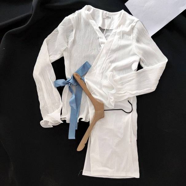 Plisserad blus med rosett