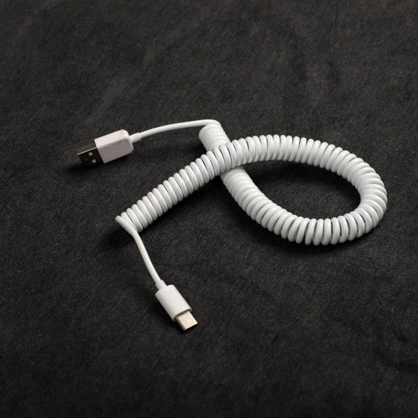 Podłączanie kabla USB-C do klawiatury biały