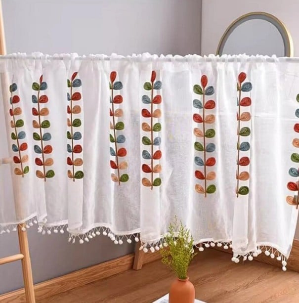 Poloprůsvitný bílý závěs s motivem větve Poloviční záclona s barevnými listy Vyšívaný závěs do kuchyně 150 x 60 cm 1