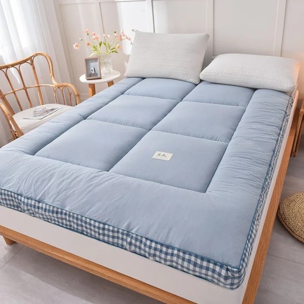 Polsterbare Faltmatratze 200x220x10 cm mit kariertem Rand und Steppung für das Schlafen im Schlafzimmer, im Ferienhaus oder in der Mietwohnung blau
