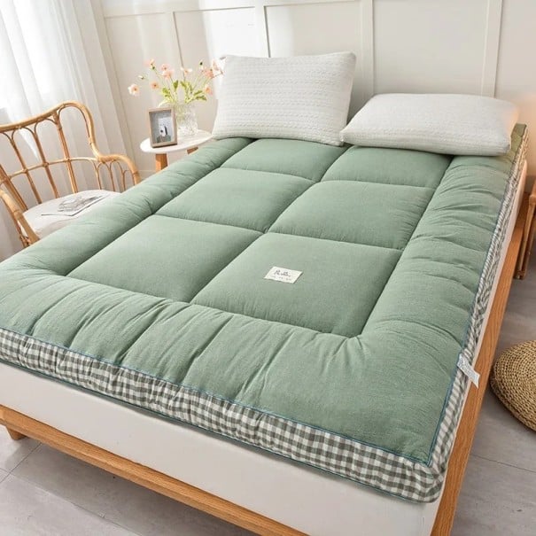 Polstrovaná skládací matrace 200x220x10 cm s károvaným lemováním a prošíváním pro spaní v ložnici, na chatě nebo v pronájmu zelená